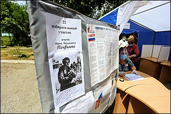 25 июня 2020 г., Барнаул. Екатерина Смолихина   Бюллетень, маска и перчатки. Как в Барнауле стартовало голосование по поправках в Конституцию 