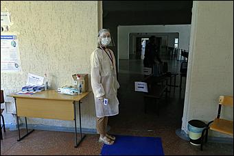 25 июня 2020 г., Барнаул. Екатерина Смолихина   Бюллетень, маска и перчатки. Как в Барнауле стартовало голосование по поправках в Конституцию 