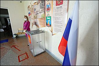 25 июня 2020 г., Барнаул. Екатерина Смолихина   Бюллетень, маска и перчатки. Как в Барнауле стартовало голосование по поправках в Конституцию 