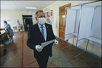 25 июня 2020 г., Барнаул. Екатерина Смолихина   Бюллетень, маска и перчатки. Как в Барнауле стартовало голосование по поправках в Конституцию 