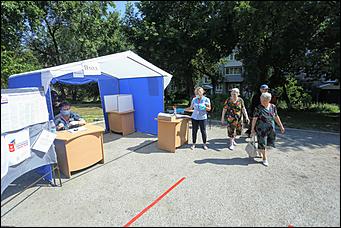 25 июня 2020 г., Барнаул. Екатерина Смолихина   Бюллетень, маска и перчатки. Как в Барнауле стартовало голосование по поправках в Конституцию 