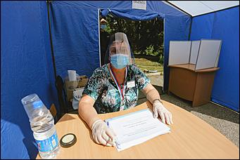 25 июня 2020 г., Барнаул. Екатерина Смолихина   Бюллетень, маска и перчатки. Как в Барнауле стартовало голосование по поправках в Конституцию 