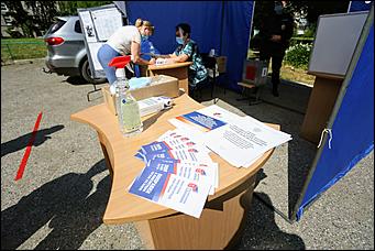 25 июня 2020 г., Барнаул. Екатерина Смолихина   Бюллетень, маска и перчатки. Как в Барнауле стартовало голосование по поправках в Конституцию 