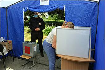 25 июня 2020 г., Барнаул. Екатерина Смолихина   Бюллетень, маска и перчатки. Как в Барнауле стартовало голосование по поправках в Конституцию 