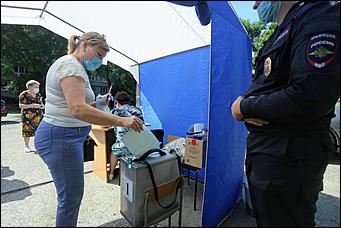 25 июня 2020 г., Барнаул. Екатерина Смолихина   Бюллетень, маска и перчатки. Как в Барнауле стартовало голосование по поправках в Конституцию 