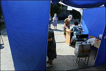 25 июня 2020 г., Барнаул. Екатерина Смолихина   Бюллетень, маска и перчатки. Как в Барнауле стартовало голосование по поправках в Конституцию 