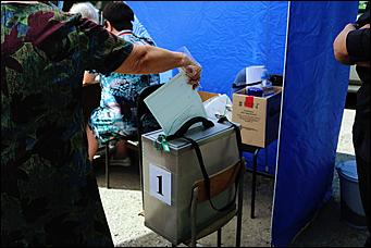 25 июня 2020 г., Барнаул. Екатерина Смолихина   Бюллетень, маска и перчатки. Как в Барнауле стартовало голосование по поправках в Конституцию 