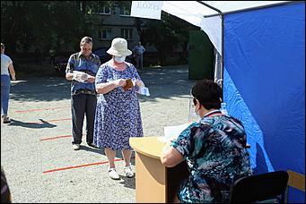 25 июня 2020 г., Барнаул. Екатерина Смолихина   Бюллетень, маска и перчатки. Как в Барнауле стартовало голосование по поправках в Конституцию 