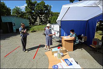 25 июня 2020 г., Барнаул. Екатерина Смолихина   Бюллетень, маска и перчатки. Как в Барнауле стартовало голосование по поправках в Конституцию 