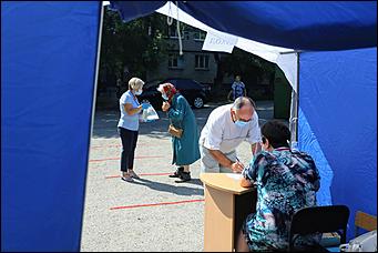 25 июня 2020 г., Барнаул. Екатерина Смолихина   Бюллетень, маска и перчатки. Как в Барнауле стартовало голосование по поправках в Конституцию 