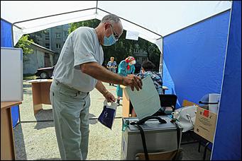 25 июня 2020 г., Барнаул. Екатерина Смолихина   Бюллетень, маска и перчатки. Как в Барнауле стартовало голосование по поправках в Конституцию 