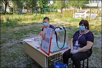 25 июня 2020 г., Барнаул. Екатерина Смолихина   Бюллетень, маска и перчатки. Как в Барнауле стартовало голосование по поправках в Конституцию 