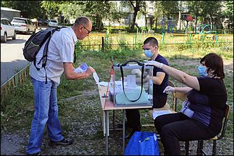 25 июня 2020 г., Барнаул. Екатерина Смолихина   Бюллетень, маска и перчатки. Как в Барнауле стартовало голосование по поправках в Конституцию 