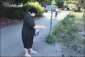 25 июня 2020 г., Барнаул. Екатерина Смолихина   Бюллетень, маска и перчатки. Как в Барнауле стартовало голосование по поправках в Конституцию 