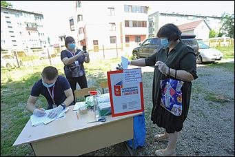 25 июня 2020 г., Барнаул. Екатерина Смолихина   Бюллетень, маска и перчатки. Как в Барнауле стартовало голосование по поправках в Конституцию 