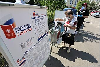 25 июня 2020 г., Барнаул. Екатерина Смолихина   Бюллетень, маска и перчатки. Как в Барнауле стартовало голосование по поправках в Конституцию 