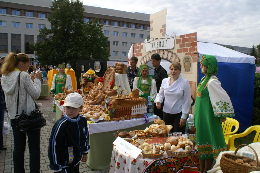 ярмарка в городе. алексеевская ярмарка котельнич 19 век. ярмарка в городе азове. ирбитская ярмарка самовар. уличная торговля ярмарка.