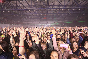 11 апреля 2019 г., Барнаул. Екатерина Смолихина   "Сколько бородатых мужчин в этом зале": как "Руки Вверх" выступили в Барнауле