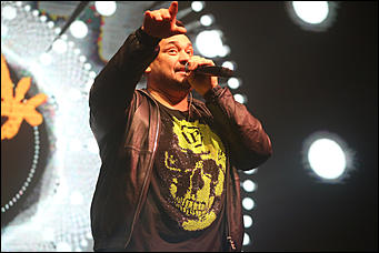 11 апреля 2019 г., Барнаул. Екатерина Смолихина   "Сколько бородатых мужчин в этом зале": как "Руки Вверх" выступили в Барнауле