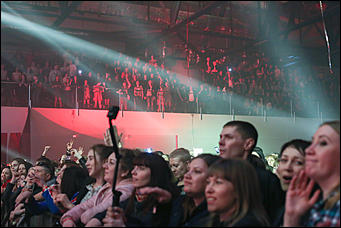 11 апреля 2019 г., Барнаул. Екатерина Смолихина   "Сколько бородатых мужчин в этом зале": как "Руки Вверх" выступили в Барнауле