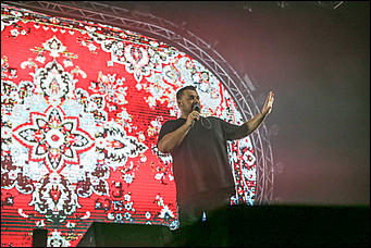 11 апреля 2019 г., Барнаул. Екатерина Смолихина   "Сколько бородатых мужчин в этом зале": как "Руки Вверх" выступили в Барнауле