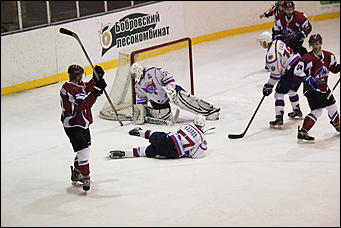 20 ноября 2016 года, Барнаул, Дворец спорта и зрелищ   Хоккейный клуб "Алтай" потерпел разгромное поражение от "Славутича" из Смоленска 