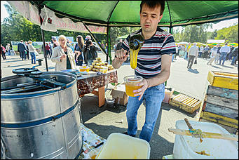 14 августа 2017 г., Барнаул. Екатерина Смолихина   Мёд да песня: фестиваль "Медовый Спас на Алтае" открылся в Барнауле