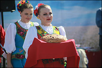 14 августа 2017 г., Барнаул. Екатерина Смолихина   Мёд да песня: фестиваль "Медовый Спас на Алтае" открылся в Барнауле