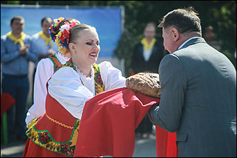 14 августа 2017 г., Барнаул. Екатерина Смолихина   Мёд да песня: фестиваль "Медовый Спас на Алтае" открылся в Барнауле