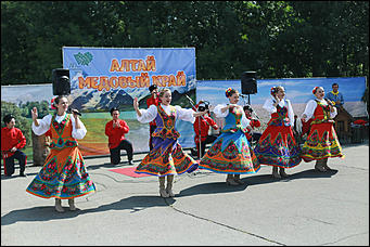 14 августа 2017 г., Барнаул. Екатерина Смолихина   Мёд да песня: фестиваль "Медовый Спас на Алтае" открылся в Барнауле