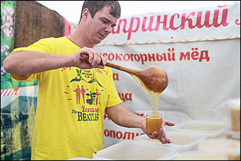 14 августа 2017 г., Барнаул. Екатерина Смолихина   Мёд да песня: фестиваль "Медовый Спас на Алтае" открылся в Барнауле