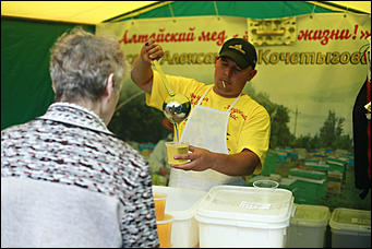 14 августа 2017 г., Барнаул. Екатерина Смолихина   Мёд да песня: фестиваль "Медовый Спас на Алтае" открылся в Барнауле