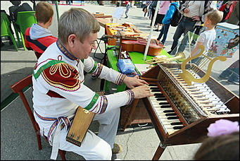 14 августа 2017 г., Барнаул. Екатерина Смолихина   Мёд да песня: фестиваль "Медовый Спас на Алтае" открылся в Барнауле
