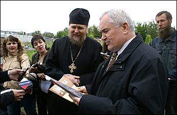 29 мая 2007 г., Барнаул   Посещение главой Барнаула Владимиром Колгановым строящихся в городе храмов
