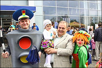 1 июня 2011 г., Барнаул   Праздник для детей от автоцентра АНТ – единственного в Алтайском крае официального дилера Hyundai совместно с ГИБДД города Барнаула