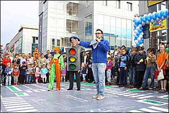 1 июня 2011 г., Барнаул   Праздник для детей от автоцентра АНТ – единственного в Алтайском крае официального дилера Hyundai совместно с ГИБДД города Барнаула