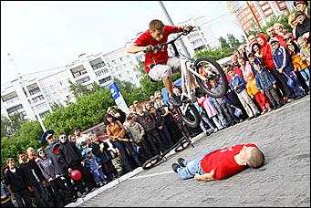 1 июня 2011 г., Барнаул   Праздник для детей от автоцентра АНТ – единственного в Алтайском крае официального дилера Hyundai совместно с ГИБДД города Барнаула