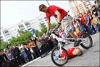 1 июня 2011 г., Барнаул   Праздник для детей от автоцентра АНТ – единственного в Алтайском крае официального дилера Hyundai совместно с ГИБДД города Барнаула