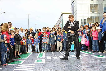 1 июня 2011 г., Барнаул   Праздник для детей от автоцентра АНТ – единственного в Алтайском крае официального дилера Hyundai совместно с ГИБДД города Барнаула