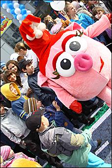 1 июня 2011 г., Барнаул   Праздник для детей от автоцентра АНТ – единственного в Алтайском крае официального дилера Hyundai совместно с ГИБДД города Барнаула