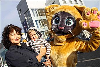 1 июня 2011 г., Барнаул   Праздник для детей от автоцентра АНТ – единственного в Алтайском крае официального дилера Hyundai совместно с ГИБДД города Барнаула