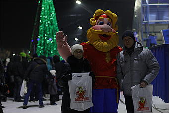 13 января 2012г. Барнаул , площадь Сахарова   Радиостанция «Юмор ФМ Барнаул» отметила пятилетие и Старый Новый год