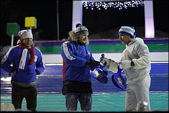 13 января 2012г. Барнаул , площадь Сахарова   Радиостанция «Юмор ФМ Барнаул» отметила пятилетие и Старый Новый год