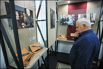 23 октября 2019 г., Барнаул. Екатерина Смолихина   Меч Боливара и другие. Коллекцию сувенирного оружия Калашникова привезли в Барнаул