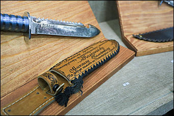 23 октября 2019 г., Барнаул. Екатерина Смолихина   Меч Боливара и другие. Коллекцию сувенирного оружия Калашникова привезли в Барнаул