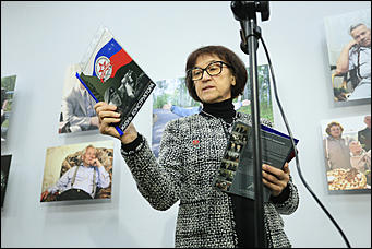 23 октября 2019 г., Барнаул. Екатерина Смолихина   Меч Боливара и другие. Коллекцию сувенирного оружия Калашникова привезли в Барнаул