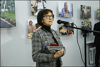 23 октября 2019 г., Барнаул. Екатерина Смолихина   Меч Боливара и другие. Коллекцию сувенирного оружия Калашникова привезли в Барнаул