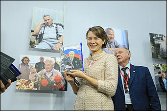 23 октября 2019 г., Барнаул. Екатерина Смолихина   Меч Боливара и другие. Коллекцию сувенирного оружия Калашникова привезли в Барнаул