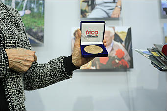 23 октября 2019 г., Барнаул. Екатерина Смолихина   Меч Боливара и другие. Коллекцию сувенирного оружия Калашникова привезли в Барнаул