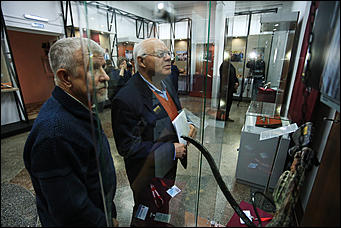 23 октября 2019 г., Барнаул. Екатерина Смолихина   Меч Боливара и другие. Коллекцию сувенирного оружия Калашникова привезли в Барнаул